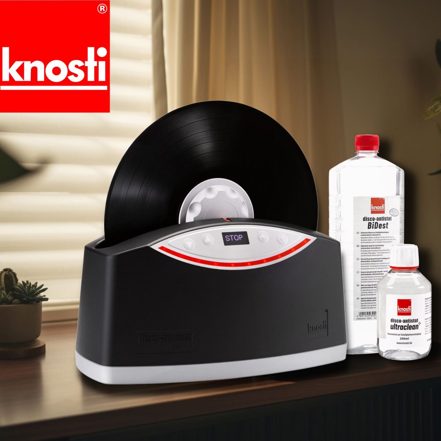 Ультразвуковая моющая машинка для винила Knosti Ultrasonic 2.0 в интерьере кабинета на подоконнике