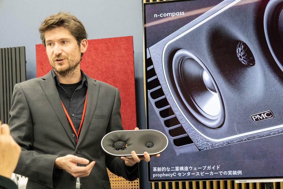 Оливер Томас на презентации PMC prophecy в Японии – NEXT Hi-Fi Оливер Томас на презентации PMC prophecy в Японии держит в руке блок СЧ/ВЧ-громкоговорителей с акустической линзой н-компас